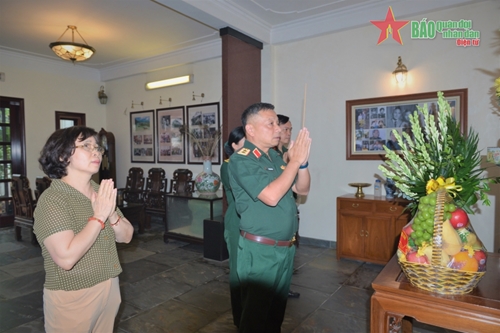 Trung tướng Lê Quang Minh thăm gia đình Đại tướng Chu Huy Mân